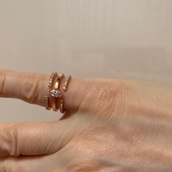 Elegant Gold Swarovski Ring - Picture 3 of 5